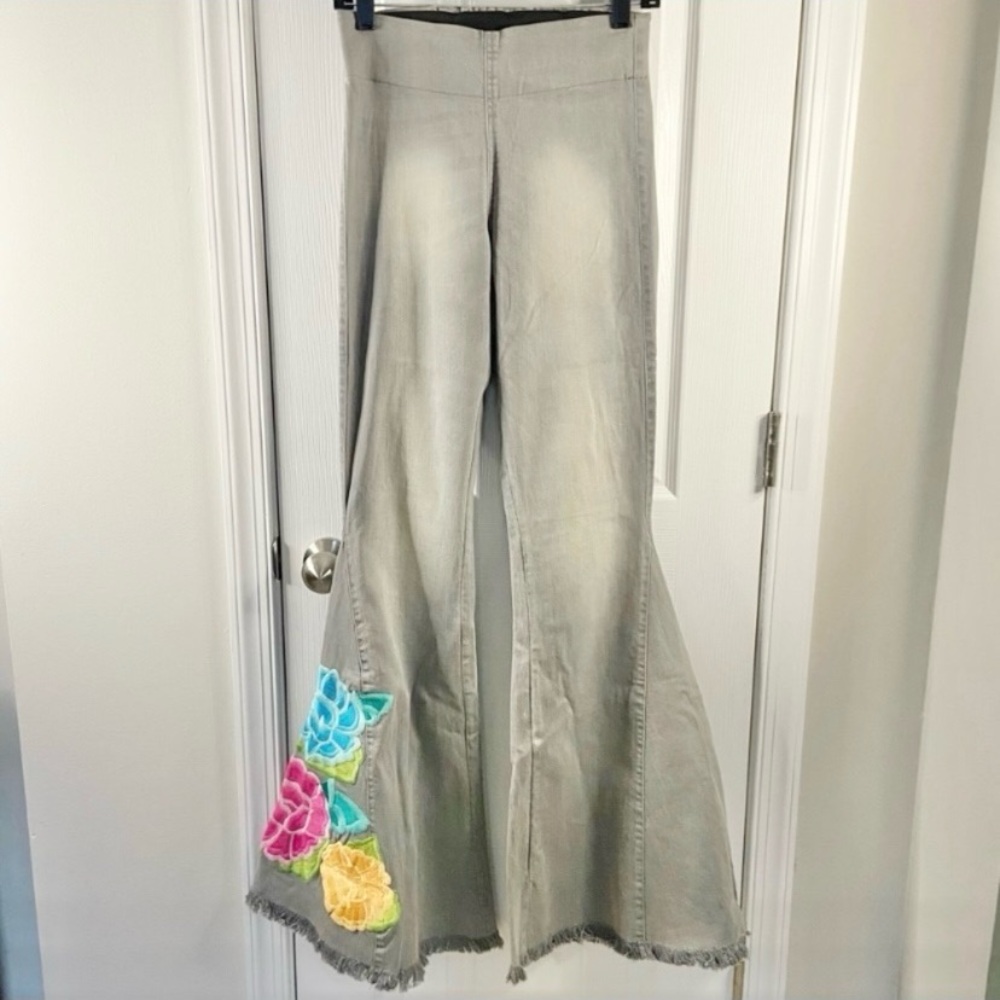 Judith March Embroidered Floral Flare Pull On Jeans Vintage Gray Women’s Small